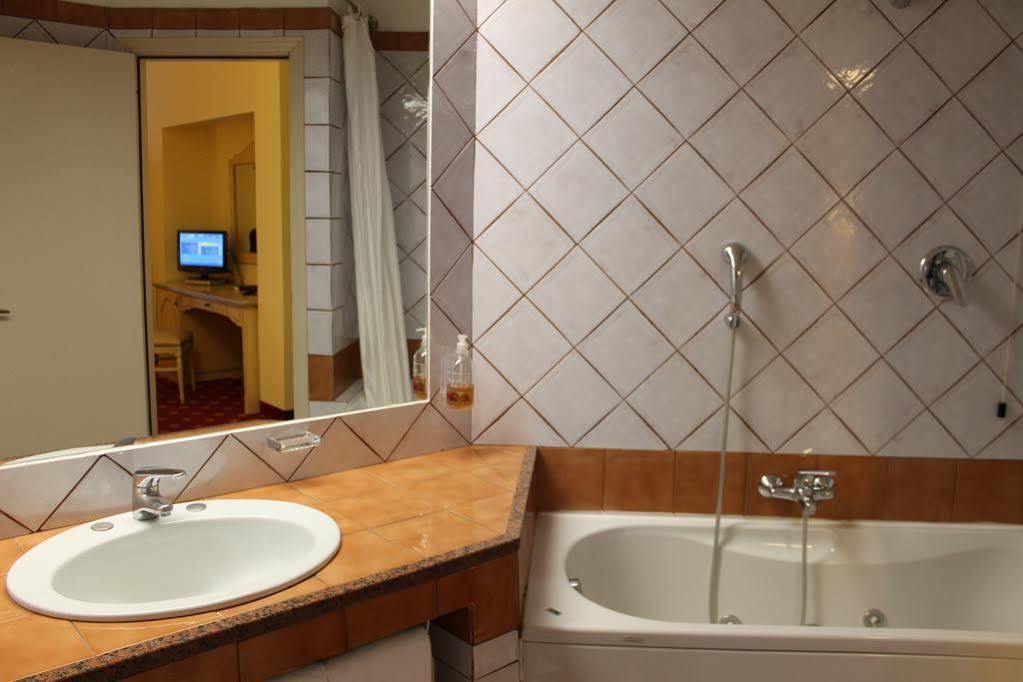 Hotel Grillo Асемини Екстериор снимка