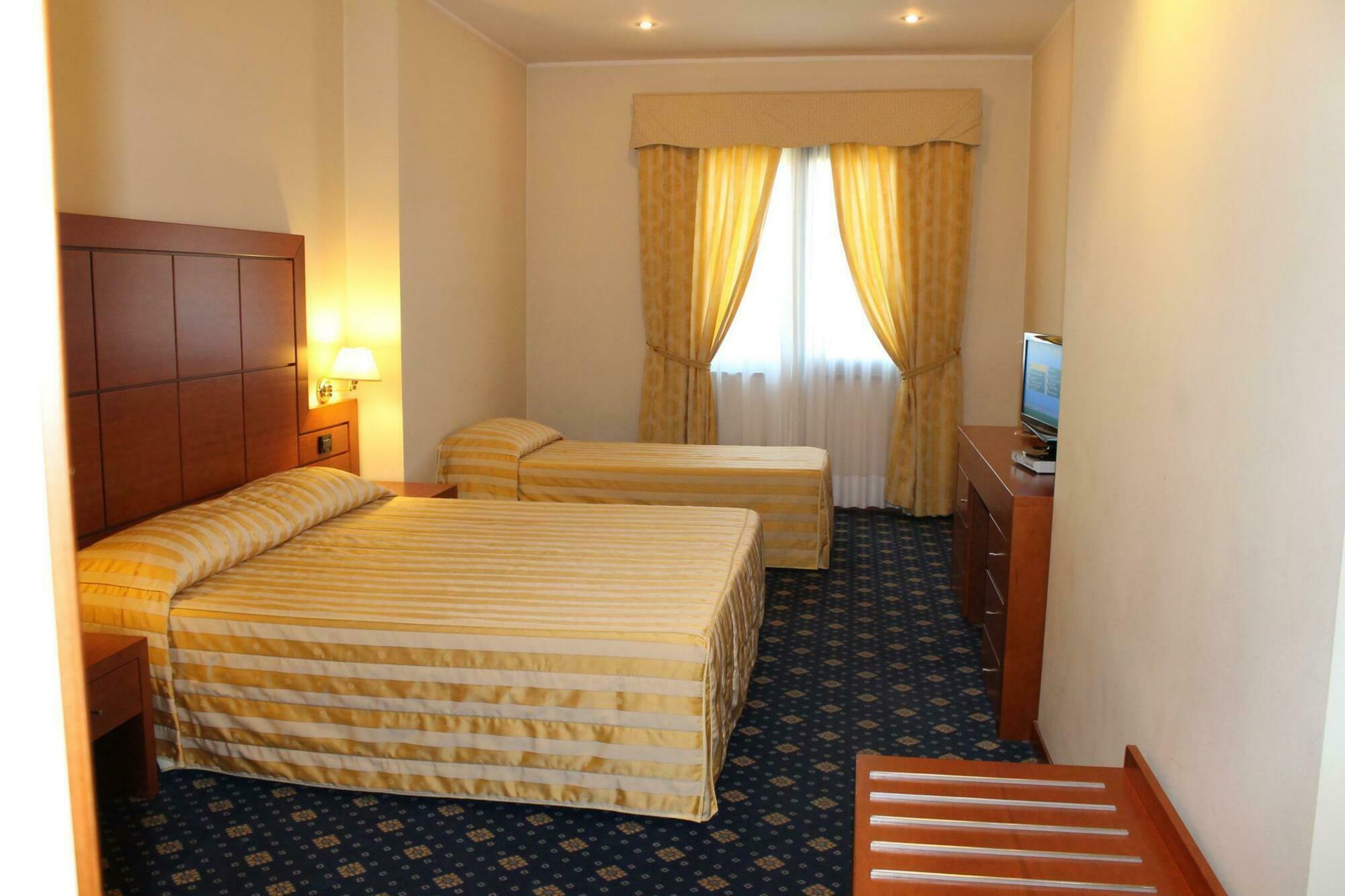 Hotel Grillo Асемини Екстериор снимка